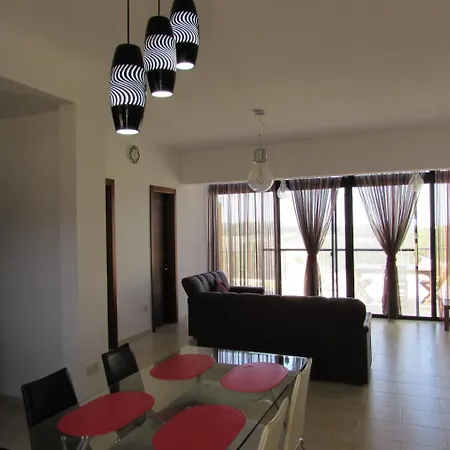 Panoramic Penthouse In Marsascala Which Enjoys Sea And Country Views 马尔萨斯卡拉