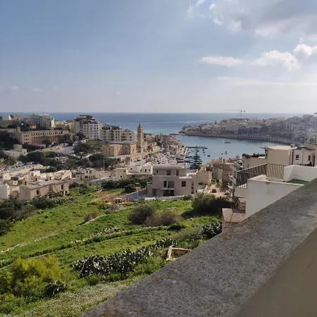 Panoramic Penthouse In Marsascala Which Enjoys Sea And Country Views 马尔萨斯卡拉