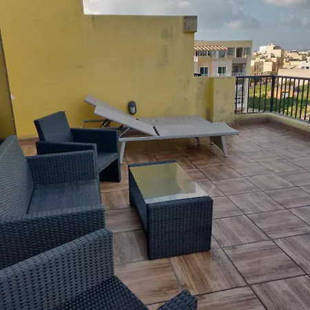 Panoramic Penthouse In Marsascala Which Enjoys Sea And Country Views 马尔萨斯卡拉